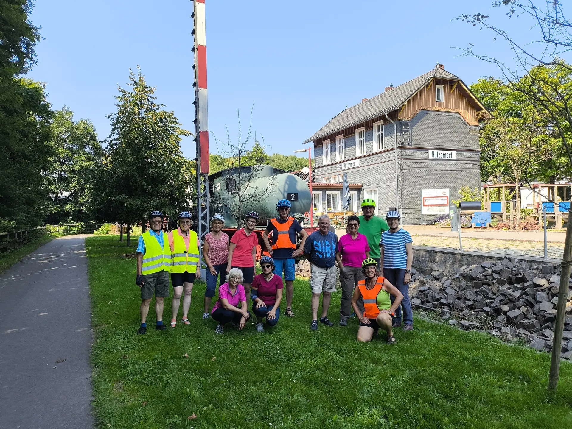Gruppenbild Bahnhof Hützemert | © Lydia Mihlan
