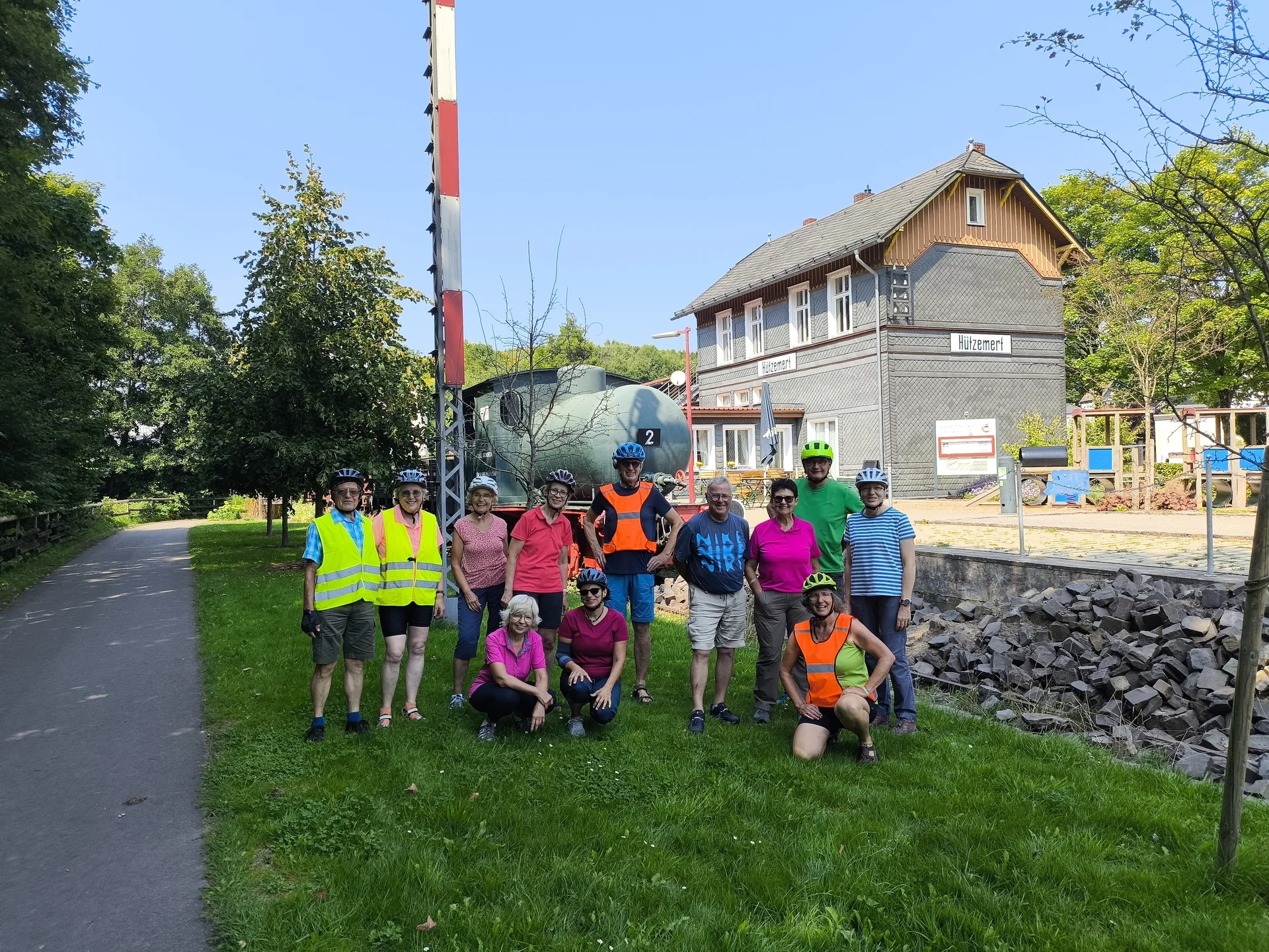 Gruppenbild Bahnhof Hützemert | © Lydia Mihlan