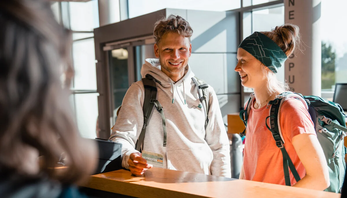 Zwei Personen stehen im ANmeldebereich einer Boulderhalle | © DAV/Marisa Koch