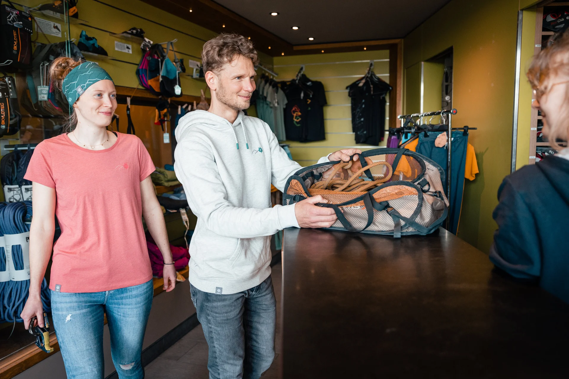 Zwei Personen leihen sich in einer Boulderhalle Ausrüstung aus. | © DAV/Marisa Koch
