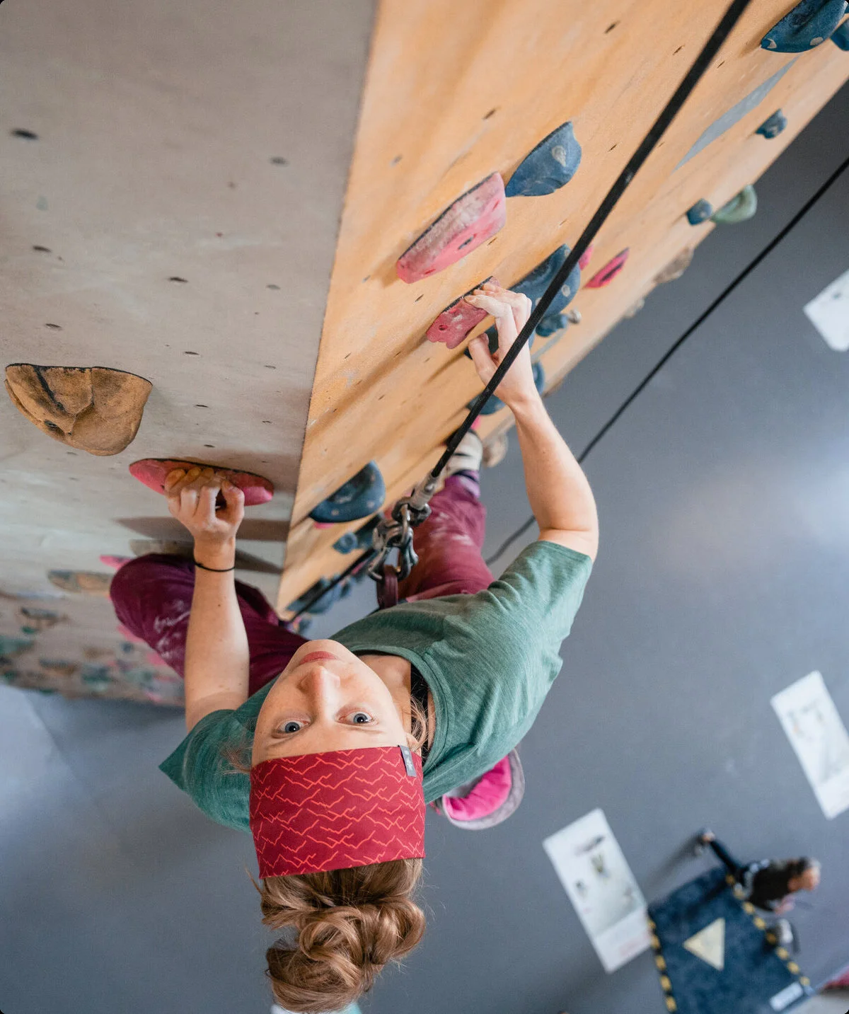 Eine Frau klettert in einer Kletterhalle, ihr Partner sichert sie. | © DAV/Marisa Koch