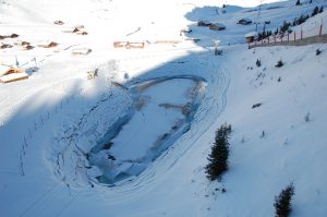 Leerer Wasserbehälter "für die Dienste im Alpinsport"